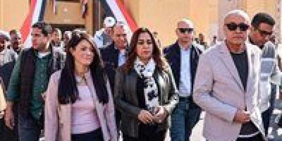 إسكان
      الطود
      يدخل
      مرحلة
      جديدة..
      تسليم
      100
      وحدة
      ضمن
      مشروع
      يضم
      600
      وحدة
      سكنية
      بالأقصر