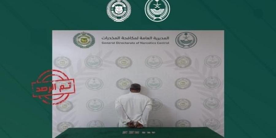 القبض
      على
      مواطن لترويجه
      مادتي
      الحشيش
      والإمفيتامين
      المخدرتين