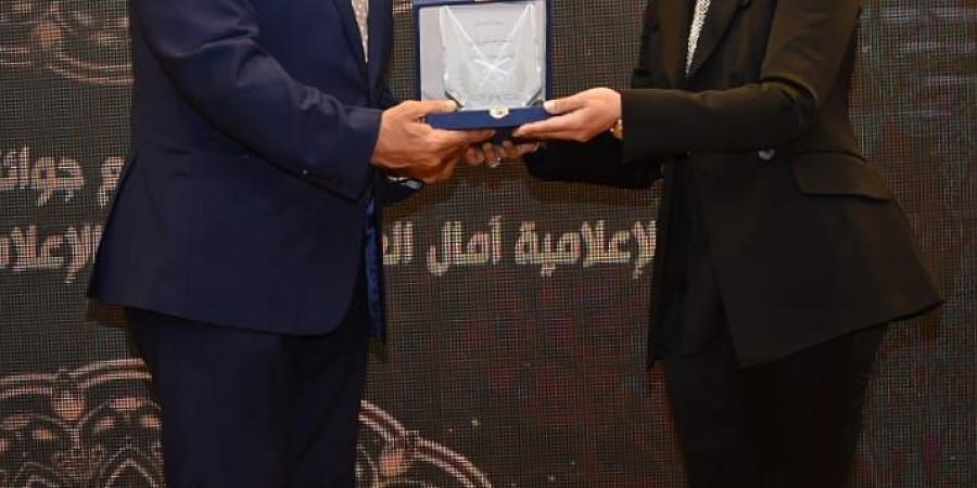 محمود
      مسلم
      يحصل
      على
      جائزة
      أفضل
      كاتب
      صحفي
      في
      مسابقة
      المحاور
      مفيد
      فوزي