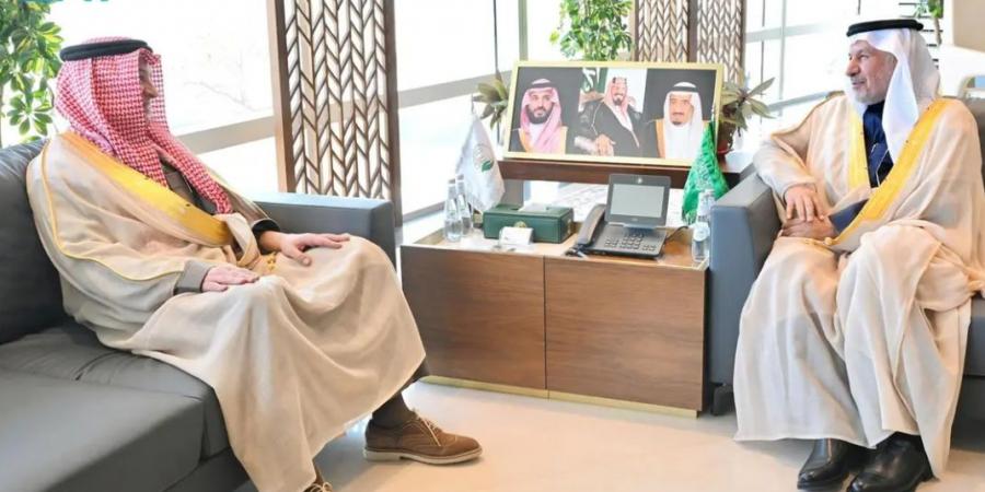 الربيعة
      يلتقي
      سفير
      المملكة
      لدى
      فيتنام
      والسفير
      غير
      المقيم
      لدى
      كمبوديا