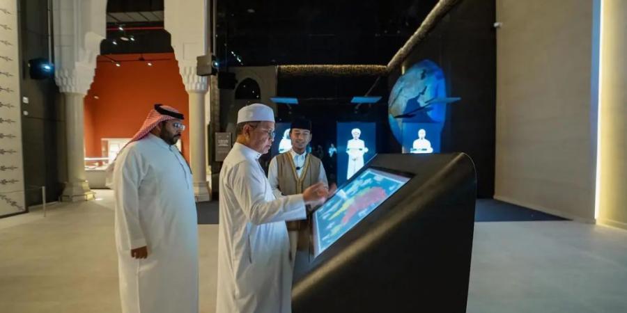 وزير
      الشؤون
      الدينية
      في
      مملكة
      ماليزيا
      يزور
      حي
      حراء
      الثقافي