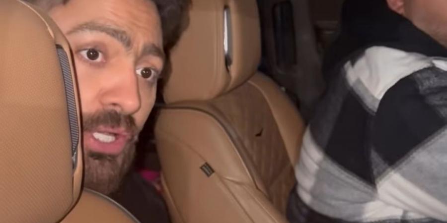 بكاء
      المعجبات
      وباقات
      ورد..
      لقطات
      من
      حفل
      تامر
      حسني
      في
      قصر
      عابدين