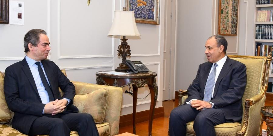 وزير
      الخارجية:
      ماسبيرو
      منصة
      رئيسية
      للتعبير
      عن
      الدولة
      المصرية
      ومواقفها
      في
      الداخل
      والخارج