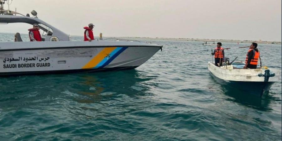 حرس
      الحدود
      ينقذ
      مقيمين
      تعطلت
      واسطتهما
      البحرية
      في
      عرض
      البحر