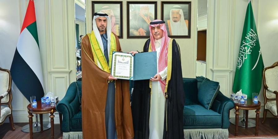 إنفاذًا
      لأمر
      خادم
      الحرمين
      الشريفين..
      سفير
      المملكة
      لدى
      الإمارات
      يُقلّد
      الشيخ
      نهيان
      بن
      سيف
      آل
      نهيان
      وشاح
      الملك
      عبدالعزيز
      من
      الطبقة
      الثانية