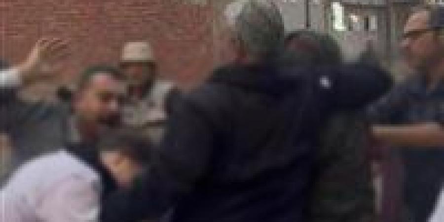 القبض
      على
      المتهمين
      بالتعدي
      على
      طالبة
      بالضرب
      بأحد
      شوارع
      الشرقية