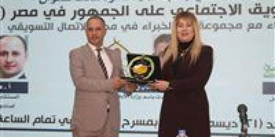 صندوق
      مكافحة
      الإدمان
      يستعرض
      الجهود
      في
      مكافحة
      تعاطى
      المواد
      المخدرة
      وحماية
      الشباب
      من
      الوقوع
      في
      براثن
      الإدمان