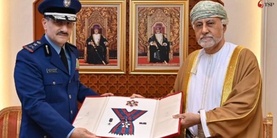 سُلطان
      عُمان
      يمنح
      قائد
      القوات
      الجوية
      الأمير
      “تركي
      بن
      بندر”
      وسام
      عُمان
      العسكري