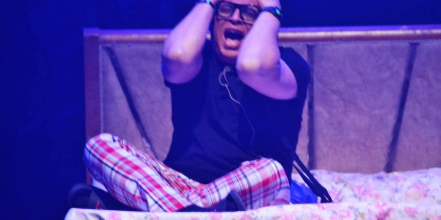 درجة
      حرارته
      وصلت
      40..
      تعرض
      الفنان
      تامر
      عبد
      المنعم
      لوعكة
      صحية
      وإلغاء
      عرض
      مسرحيته