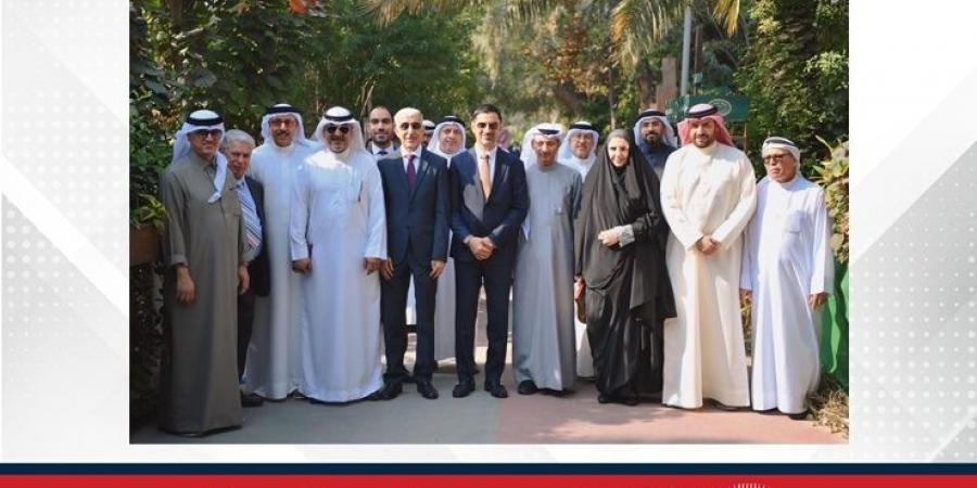 وزير
      شؤون
      البلديات
      والزراعة
      يقوم
      بزيارة
      ميدانية
      لسوق
      المزارعين
      البحرينيين
      بمشاركة
      عدد
      من
      الوزراء
      والمسؤولين