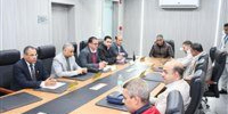 محافظ
      الفيوم
      يتابع
      غلق
      لجان
      التصويت
      بختام
      اليوم
      الأول
      لجولة
      الإعادة
      بانتخابات
      النواب