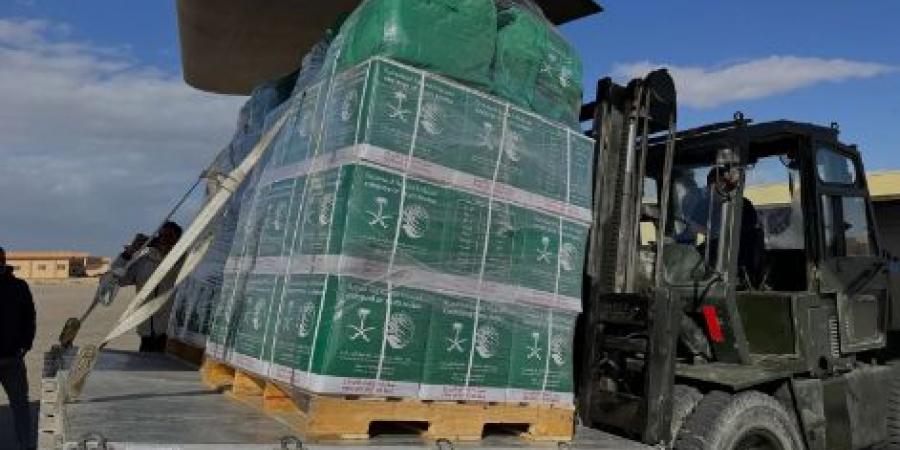 وصول الطائرة الإغاثية السعودية الـ 77 إلى مطار العريش لدعم قطاع غزة