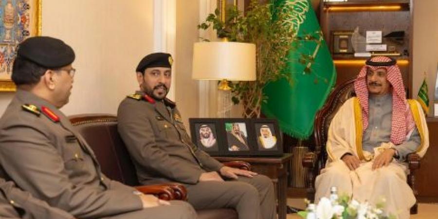 محافظ حفر الباطن يستقبل القيادات الأمنية ويؤكد على أهمية تعزيز جاهزية الدوريات الأمنية