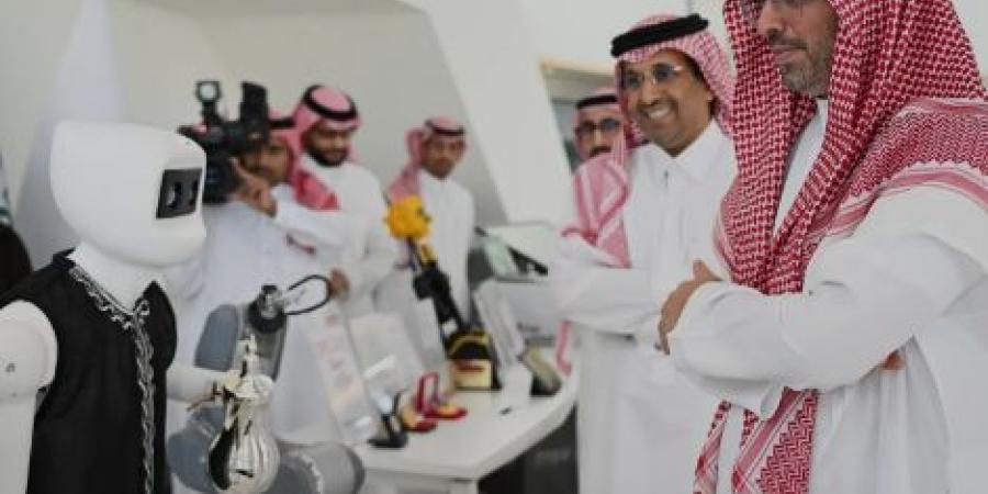 محافظ جدة يزور مقر “The Shop Floor” بواحة مدن لدعم الشركات الناشئة