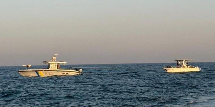 “حرس الحدود” ينقذ (4) مواطنين خليجيين تعطلت واسطتهم البحرية في عرض البحر