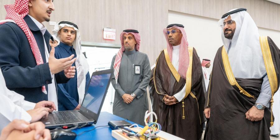 وكيل المحافظ يكرم الفرق والمدارس الفائزة في مسابقة رواد الأمن السيبراني