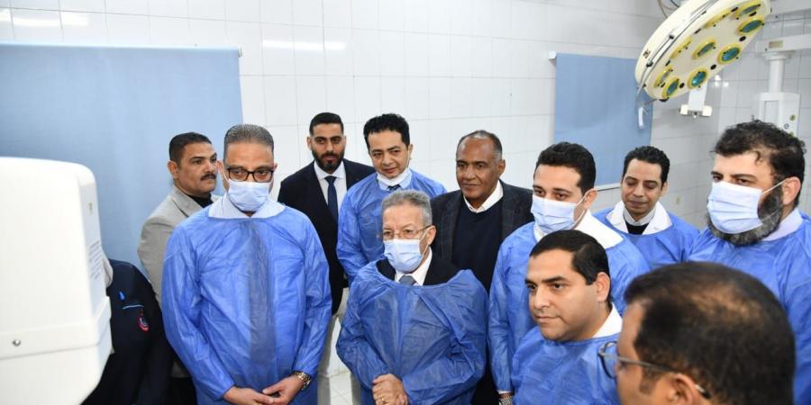 محافظ الفيوم ونقيب أطباء مصر يتفقدان وحدة المخ والأعصاب الجديدة بمستشفى سنورس المركزي