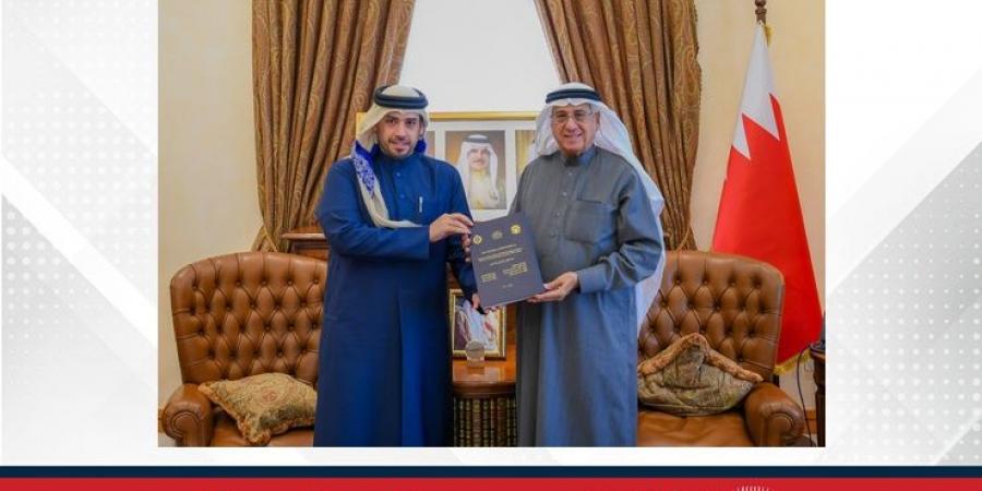 مستشار جلالة الملك لشؤون الإعلام يتسلم نسخة من رسالة الماجستير للباحث مشعل العبسي