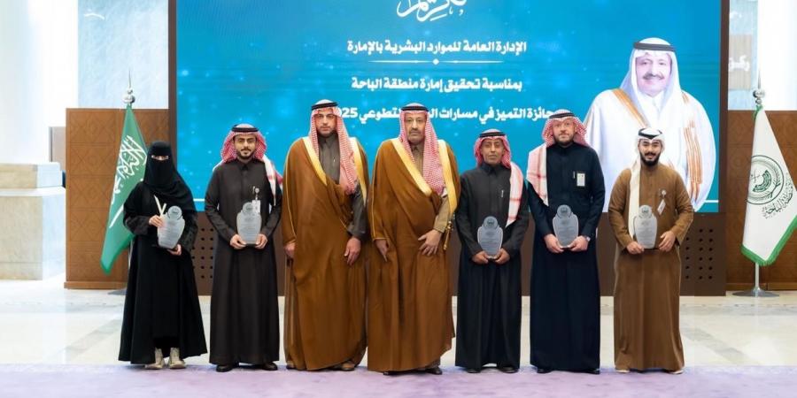 أمين منطقة الباحة يكرم وحدة العمل التطوعي بإدارة الموارد البشرية بالأمارة