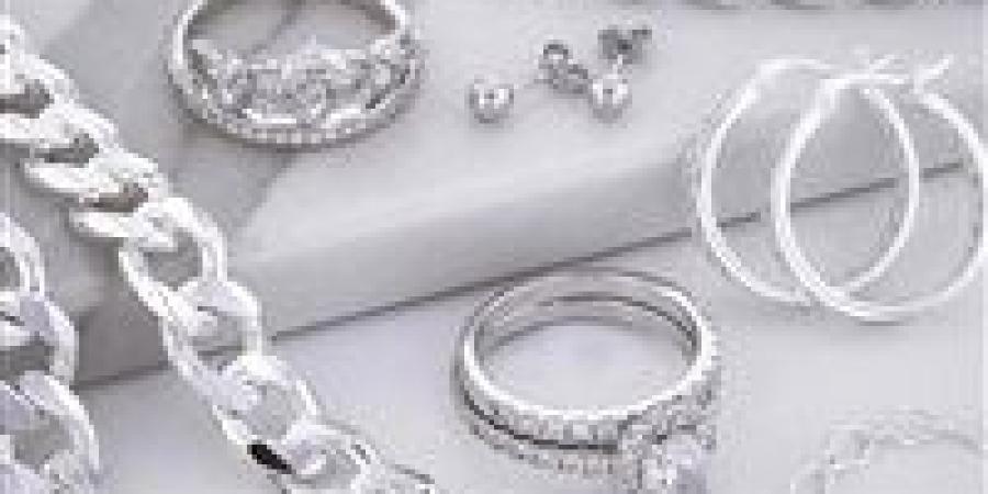 ارتفاع محدود للفضة محليًا رغم تصحيح حاد عالميًا بعد رفع الهوامش