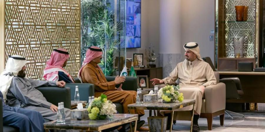 أمين منطقة الرياض يلتقي عددًا من أهالي حي المهدية في مبادرة “قهوة مع الأمين”