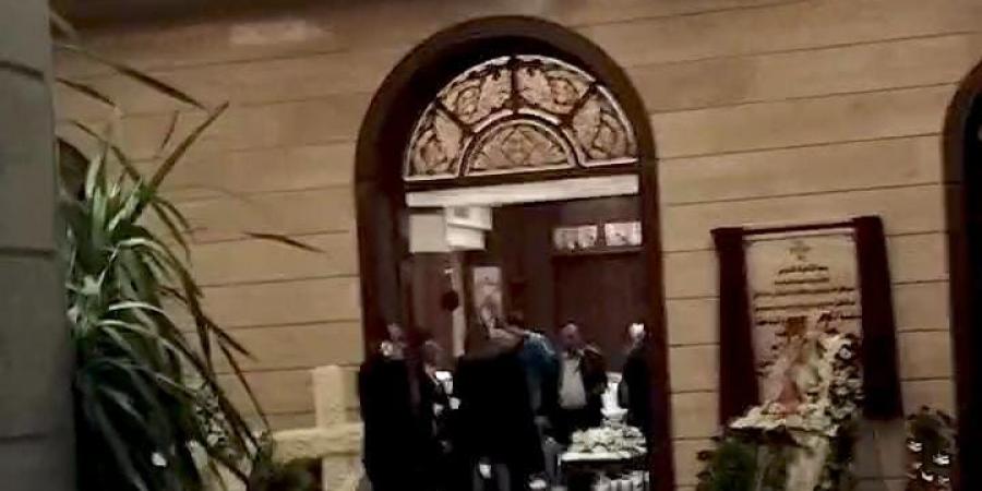 وصول هاني رمزي لاستقبال عزاء والدته بكنيسة مارمرقس