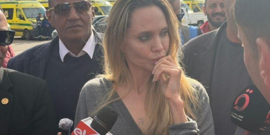 أنجلينا جولي تتفقد مخازن إمدادات الشعب الفلسطيني بمعبر رفح