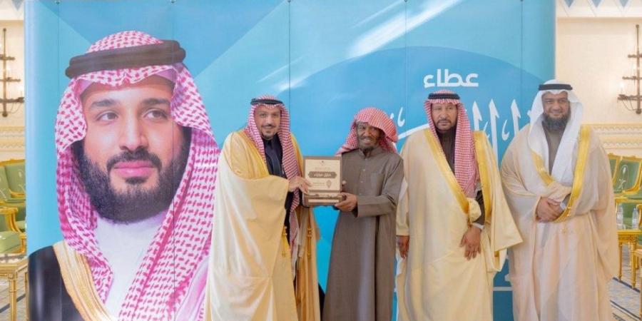 ضمن المستفيدين من تبرع ولي العهد... أمير القصيم يسلّم وثائق تملّك الوحدات السكنية