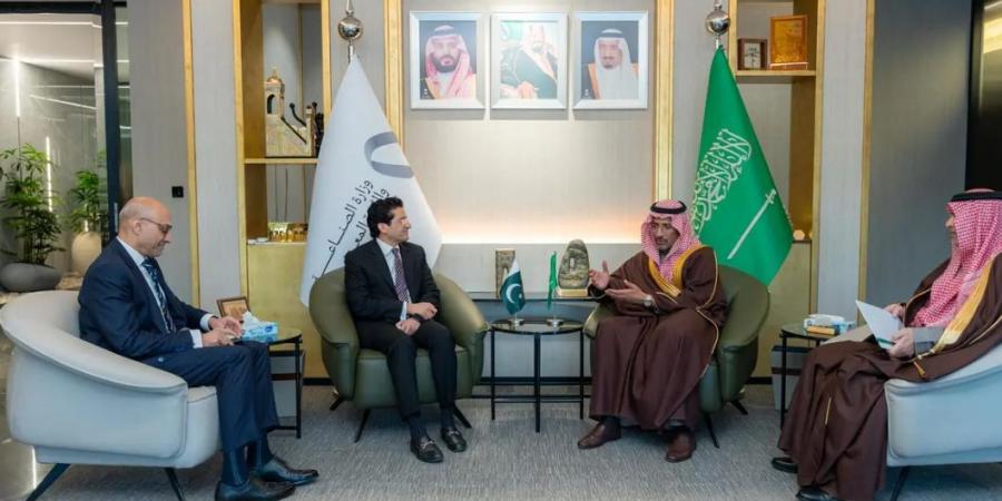 وزير الصناعة والثروة المعدنية يلتقي عددًا من الوزراء المشاركين في مؤتمر التعدين الدولي