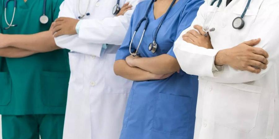 وزير الصحة يعتمد لائحة توحيد المظهر العام والزي الرسمي في القطاعين الحكومي والأهلي