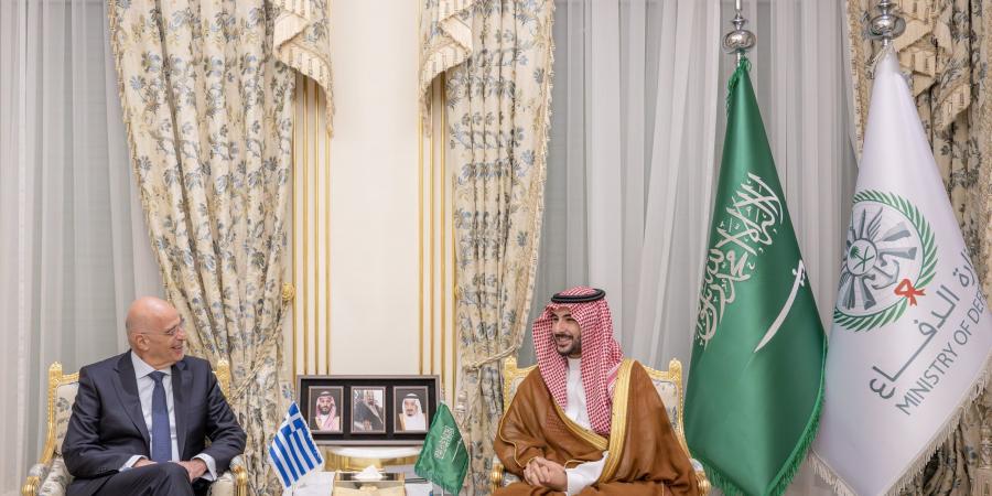 وزير الدفاع يلتقي وزير الدفاع الوطني اليوناني