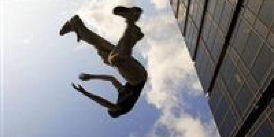 مريضه نفسيا.. تفاصيل فيديو لمحاولة إلقاء فتاة نفسها من شرفة المنزل