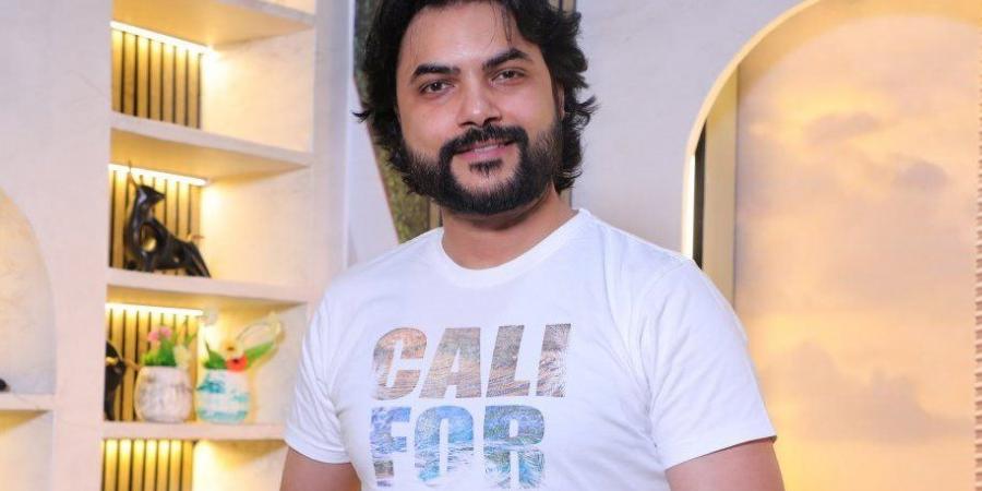 مؤلف مسلسل علي كلاي.. وفاة والد السيناريست محمود حمدان