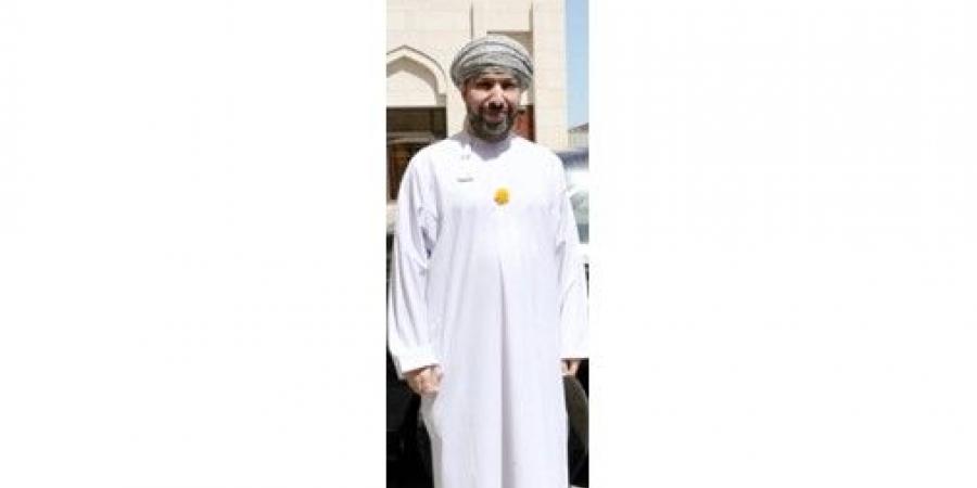 سفير عُمان يرتدي «زهرة العرفج» تعبيراً عن التضامن مع الكويت