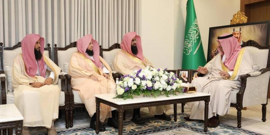 أمير نجران يطّلع على تقرير البرنامج التوعوي "لعلكم تتقون"