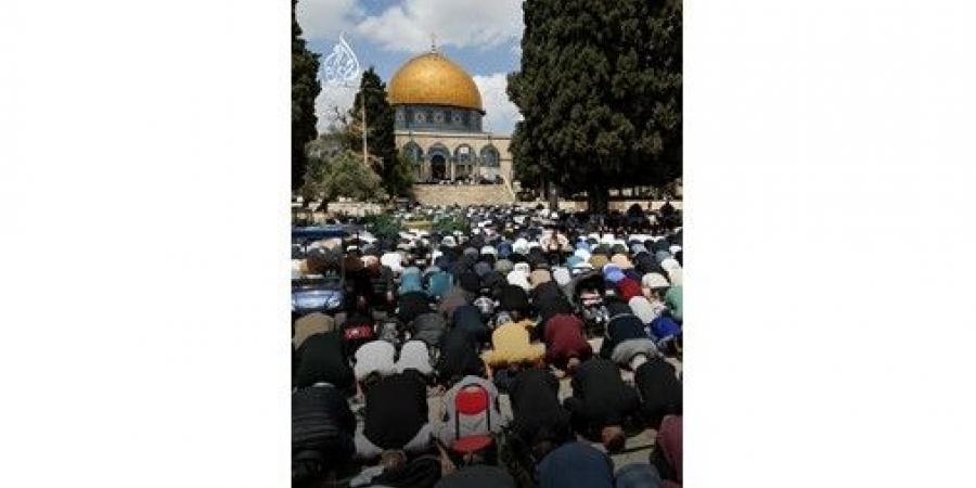 100
ألف
فلسطيني
يؤدون
أول
صلاة
جمعة
في
المسجد
الأقصى
بعد
إعادة
فتحه