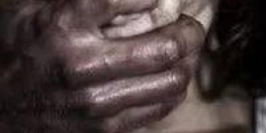 عاطل
      يوقع
      بفتاة
      الجيزة..
      علاقة
      وهمية
      تنتهي
      بفض
      غشاء
      بكارتها
      وبلاغ
      رسمي