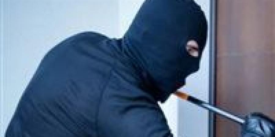 حارس
      العقار
      سقط
      في
      الفخ..
      سرقة
      2800
      جنيه
      إسترليني
      من
      شقة
      ببولاق
      الدكرور