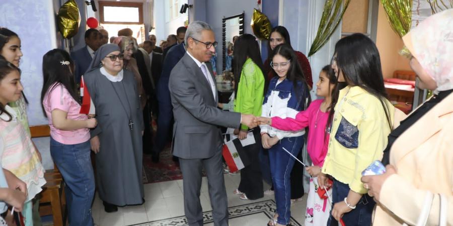 محافظ
      بني
      سويف
      يشارك
      أطفال
      دار
      "صديقات
      الكتاب
      المقدس"
      فرحتهم
      بعيد
      القيامة
      المجيد