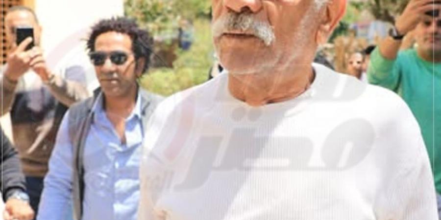 صدمة
      وانهيار..
      سيد
      رجب
      يشيع
      جثمان
      والد
      زوجته
      من
      مسجد
      أسد
      بن
      الفرات|
      صور