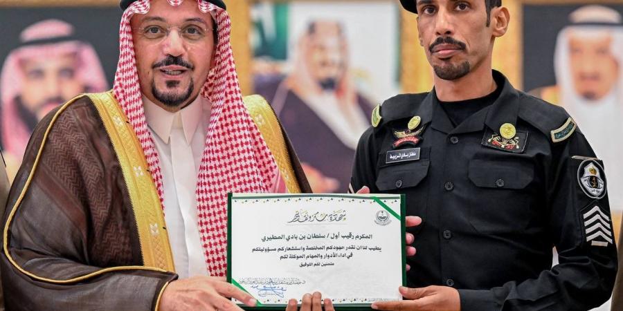 أمير منطقة القصيم يكرّم سلطان بادي المطيري تقديرًا لبطولته في إنقاذ حياة أشخاص من حريق بعنيزة