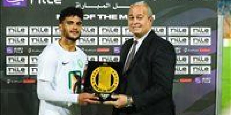 أسامة
      فيصل
      يفوز
      بجائزة
      أفضل
      لاعب
      في
      مباراة
      البنك
      الأهلي
      والمقاولون
      العرب