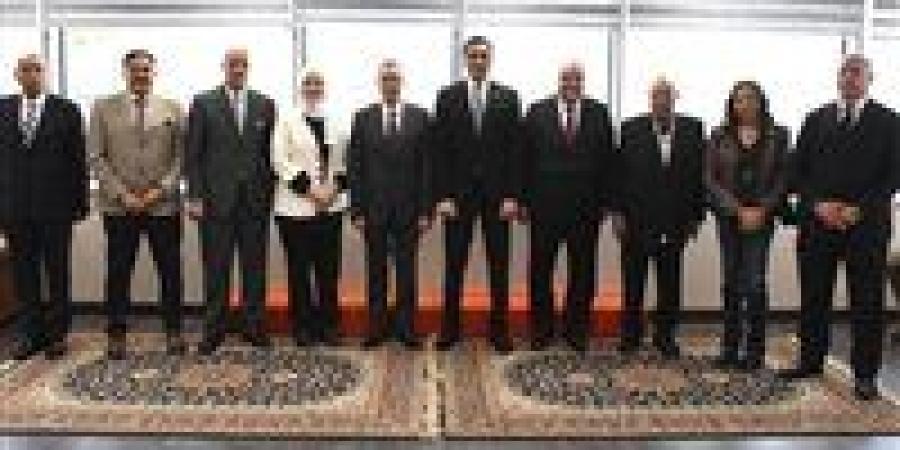 جوهر
      نبيل
      يلتقي
      ياسر
      قمر
      لبحث
      استعدادات
      الكرة
      الطائرة