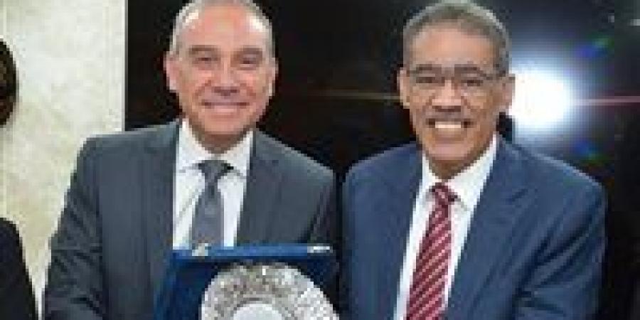 مجلس
      إدارة
      هيئة
      الاستعلامات
      يكرم
      ضياء
      رشوان
      وزير
      الدولة
      للإعلام