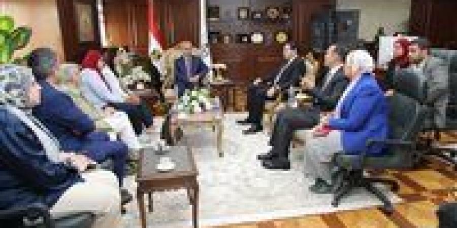 محافظ بني سويف يبحث مع فريق الدعم الفني بوزارة التنمية المحلية وبرنامج الأمم المتحدة الإنمائي تعزيز جهود التنمية المحلية والاستثمار