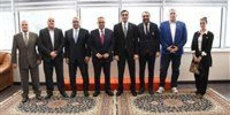 وزير
      الشباب
      والرياضة
      يلتقي
      مجلس
      إدارة
      اتحاد
      السلة
      ويكشف
      خطة
      التطوير