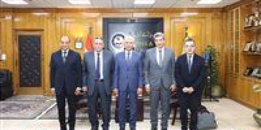 رئيس
      جامعة
      المنيا
      يترأس
      لجنة
      اختيار
      عميد
      كلية
      "
      الألسن