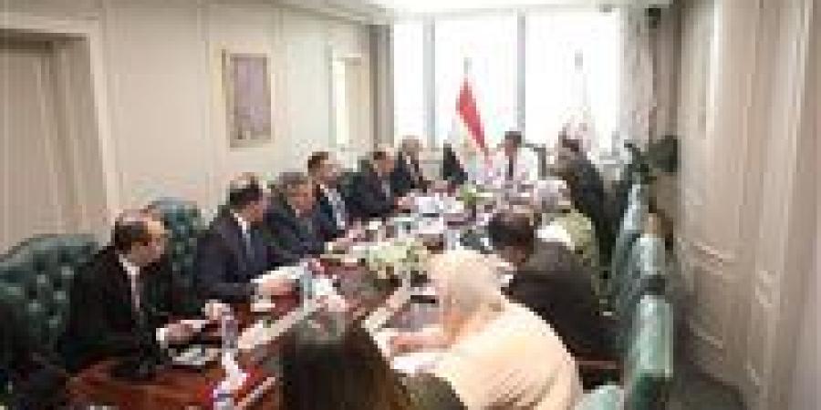 وزير
      الصحة
      يتابع
      مستجدات
      المشروعات
      الإنشائية
      والتحول
      الرقمي
      بالمنشآت
      الصحية