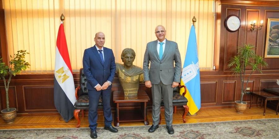 وزير
      العمل
      يبدأ
      زيارته
      بالإسكندرية
      بلقاء
      المحافظ
      لتعزيز
      التعاون
      في
      ملفات
      سوق
      العمل