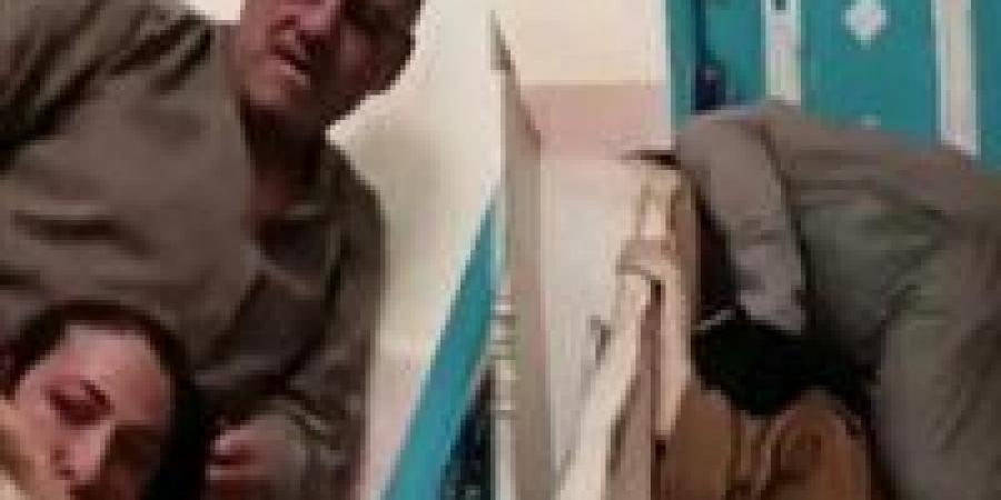 الأمن
      يفحص
      فيديو
      تعدي
      مسن
      على
      سيدة
      بسبب
      مسكن
      حضانة